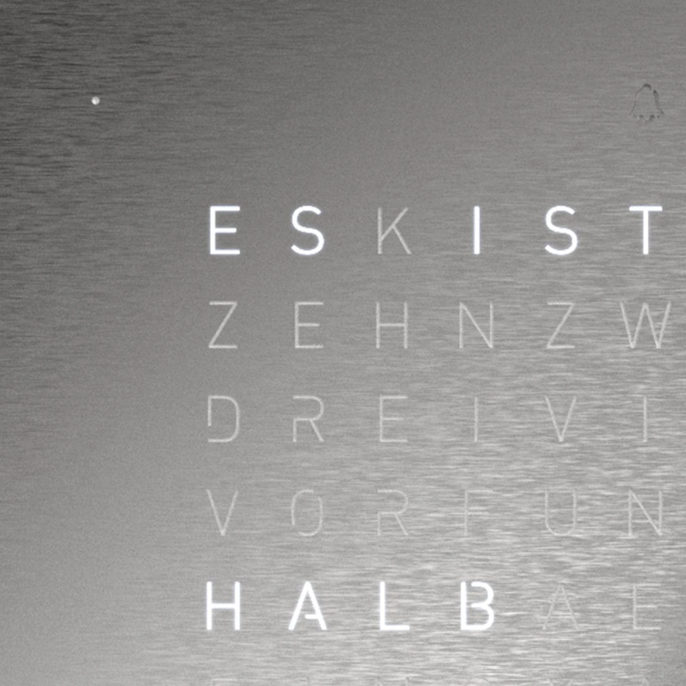 QLOCKTWO FRONTCOVER EARTH 13.5 - Full Metal