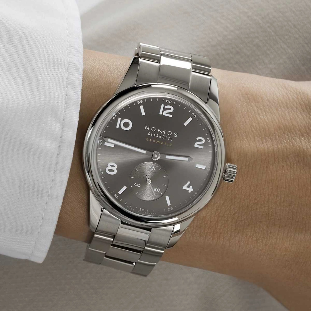 NOMOS Club Sport - neomatik 39 smoke