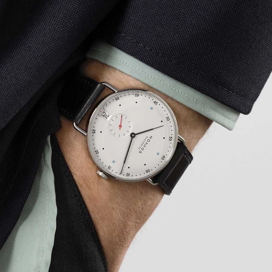 NOMOS Metro 38 - Datum