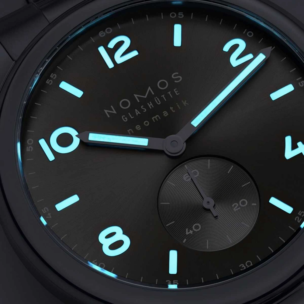 NOMOS Club Sport - neomatik 39 smoke