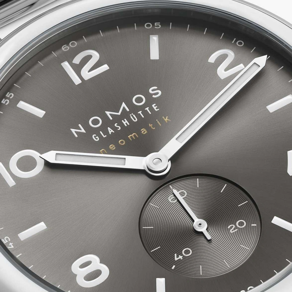 NOMOS Club Sport - neomatik 39 smoke