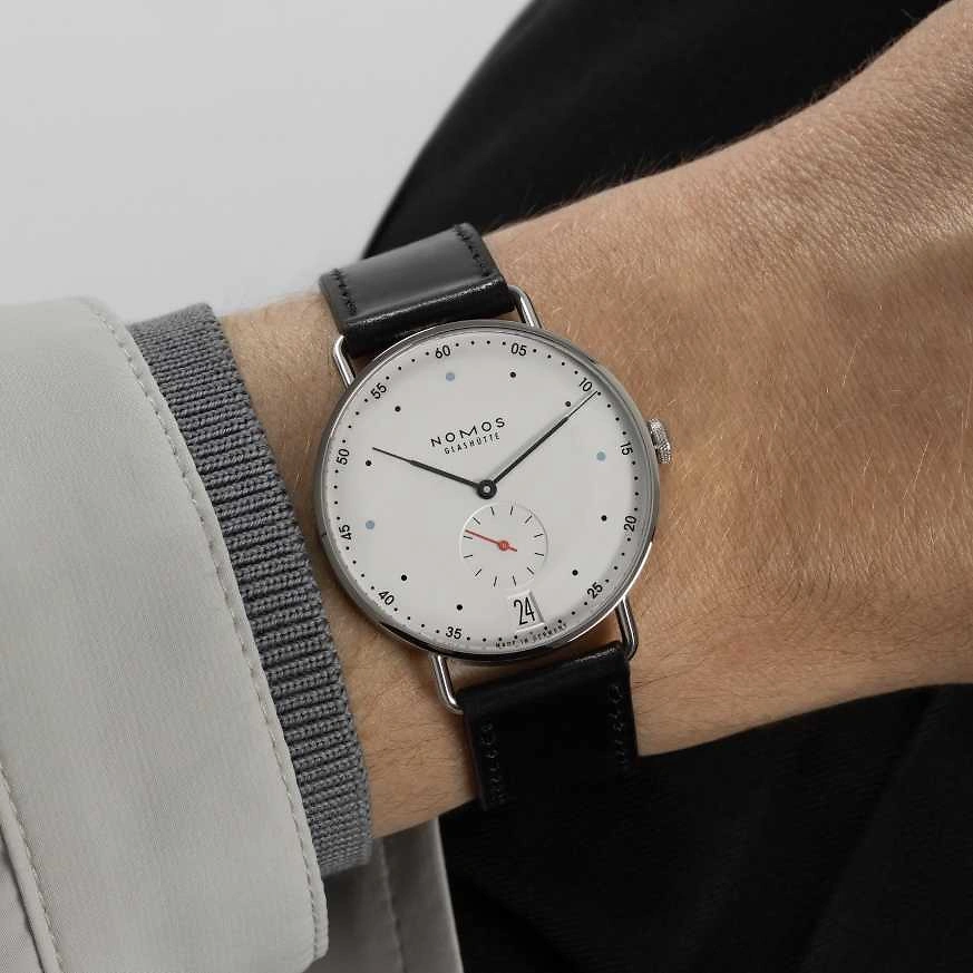 NOMOS Metro 38 - Datum