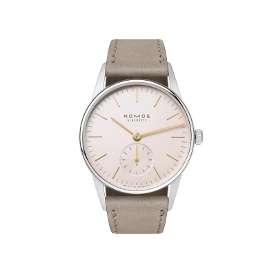 Nomos Orion: Ein schlichtes, elegantes Design mit goldfarbenen Indizes auf einem ros&eacute; Zifferblatt. Die diamantierten Zeiger und die kleine Sekunde bei 6 Uhr setzen subtile Akzente.