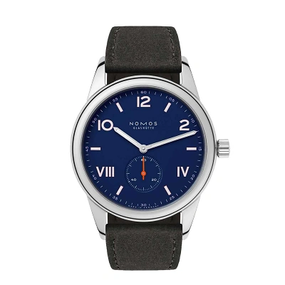 Die Uhr ist frontal zu sehen: Silbernes Geh&auml;use mit schwarzem Lederband, tiefblaues Zifferblatt, silberne Zeiger und ein orangefarbener Sekundenzeiger im kleinen Kreis. R&ouml;mische und arabische Zahlen erg&auml;nzen sich stilvoll.