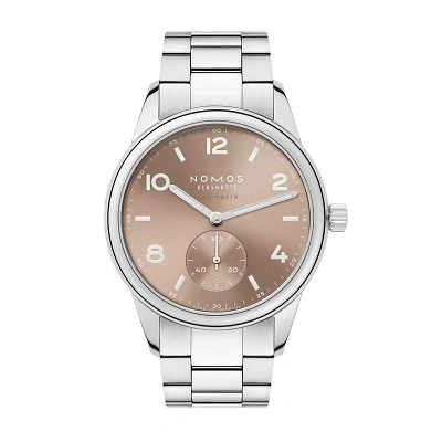 Nomos Club Automatikuhr mit goldbeige Zifferblatt, weissen Zahlen und Indizes, beschichtet mit weissem Superluminova. Kleine Sekunde bei 6 Uhr. Geh&auml;use aus Edelstahl, mit robustem Stahlband. Sportlich-elegantes Design.