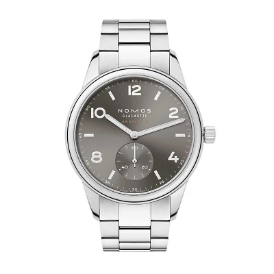 Nomos Club Automatikuhr mit hellgrau Zifferblatt, mit Sonnenschliff, weissen Zahlen und Indizes, beschichtet mit weissem Superluminova. Kleine Sekunde bei 6 Uhr. Geh&auml;use aus Edelstahl, mit robustem Stahlband. Sportlich-elegantes Design.