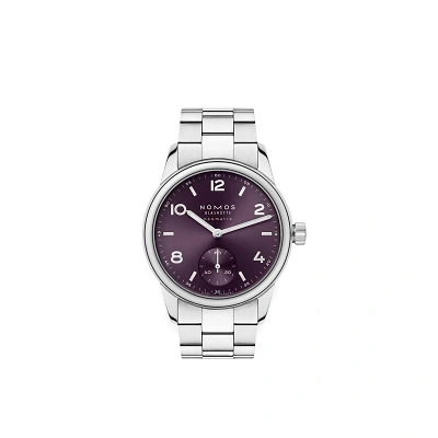 Die abgebildete NOMOS Glash&uuml;tte Uhr besitzt ein violettes Zifferblatt mit arabischen Ziffern, kleiner Sekunde und schlanken Zeigern. Das Edelstahlgeh&auml;use und -armband verleihen ihr eine elegante, moderne Ausstrahlung.