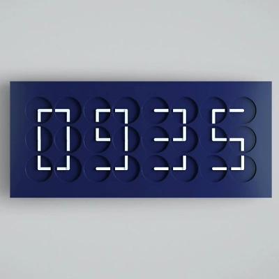Die ClockClock 24 zeigt die Uhrzeit mit 24 Dada Blue Korpus mit weissen Uhrzeigern sich synchron bewegen. Aus den Zeigern formt sich eine digitale Anzeige. Das minimalistische Design wirkt modern, technisch und zugleich k&uuml;nstlerisch pr&auml;zise