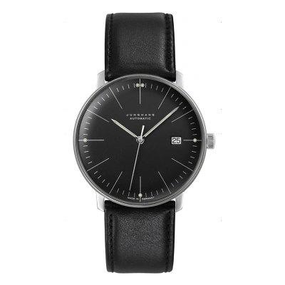 Armbanduhr im max bill Design mit schwarzem Zifferblatt, arabischen Ziffern, feinen Strichindizes, Leuchtpunkten und leuchtenden Zeigern. Mit Datumsanzeige bei 3 Uhr. Geh&auml;use aus Edelstahl, schwarzes Rindslederband mit Edelstahldornschliesse.