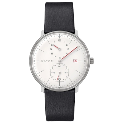 Die max bill Regulator Uhr zeigt ein wei&szlig;es Zifferblatt mit rotem Datum, rot leuchtenden Zeigern und einem klaren Design. Das B&uuml;ffellederband erg&auml;nzt das minimalistische, moderne Erscheinungsbild der Uhr.