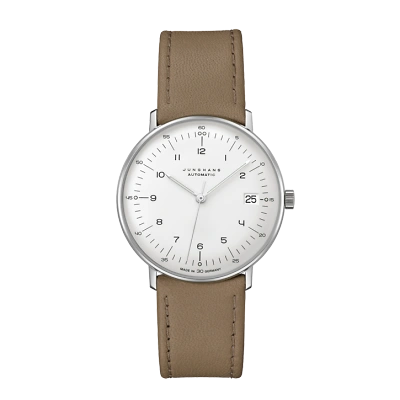 Armbanduhr im max bill Design mit schwarzem Zifferblatt, arabischen Ziffern, feinen Strichindizes, Leuchtpunkten und leuchtenden Zeigern. Mit Datumsanzeige bei 3 Uhr. Geh&auml;use aus Edelstahl, braunem Rindslederband mit Edelstahldornschliesse.