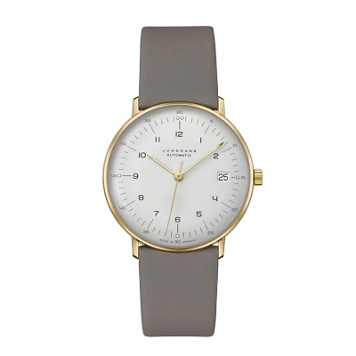 Armbanduhr im max bill Design mit matt versilbertem Zifferblatt, arabischen Ziffern, Strichindizes, Leuchtpunkten, leuchtenden Zeigern und Datumsanzeige bei 3 Uhr. Geh&auml;use aus gelbgoldfarbener PVD-Beschichtung Edelstahl mit Saphirglas. Graues Lederband m