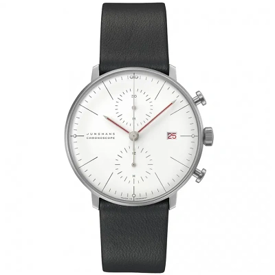 Armbanduhr im max bill Bauhaus Edition mit weissem Zifferblatt, Strichindizes, Leuchtpunkten und rot leuchtenden Zeigern, Chronographenfunktion sowie Datumsanzeige bei 3 Uhr. Geh&auml;use aus schwarzem Edelstahl, Saphirglas und Schwarzes B&uuml;ffellederband.
