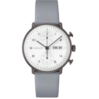 Die Armbanduhr im max bill Design zeigt eine schwarze PVD-beschichtete Oberfl&auml;che mit Chronographenfunktion. Das Zifferblatt verf&uuml;gt &uuml;ber arabische Ziffern, Strichindizes, eine Datums- und Tagesanzeige, und die leuchtenden Zeiger runden das klare Design