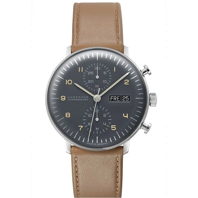 Frontansicht der max bill Uhr mit anthrazitfarbenem Zifferblatt. Arabische Zahlen, eine Chronographenfunktion sowie Tag- und Datumsanzeige sind klar ablesbar. Das braune Lederband und die fein gearbeiteten Zeiger unterstreichen das zeitlose Design.
