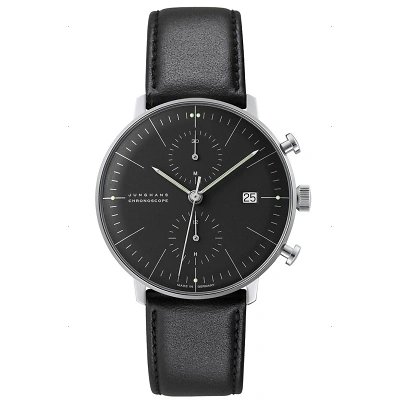 Armbanduhr im max bill Design als Chronoscope mit schwarzem Zifferblatt, arabischen Ziffern, feinen Strichindizes, Leuchtpunkten und leuchtenden Zeigern. Das Edelstahlgeh&auml;use und das schwarze Rindslederband mit Edelstahldornschlie&szlig;e wirken zeitlos modern
