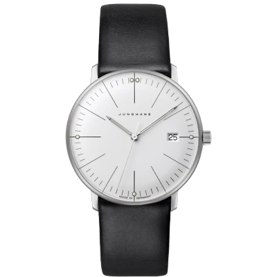 Armbanduhr im max bill Design mit matt versilbertem Zifferblatt, Strichindizes, Leuchtpunkten und leuchtenden Zeigern. Mit Datumsanzeige bei 3 Uhr. Geh&auml;use aus Edelstahl, und schwarzes Rindslederband mit Edelstahldornschliesse.