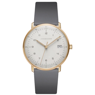 Armbanduhr im max bill Design mit matt versilbertem Zifferblatt, arabischen Ziffern, Strichindizes, Leuchtpunkten, leuchtenden Zeigern und Datumsanzeige bei 3 Uhr. Geh&auml;use aus gelbgoldfarbener PVD-Beschichtung Edelstahl mit Saphirglas. Graues Lederband m