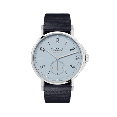 Frontansicht der NOMOS Ahoi, sky Zifferblatt mit Datum, schwarzen arabischen Zahlen und Strichindizes. Silberne Zeiger mit Superluminova. Kleine Sekunde bei 6 Uhr. Glattes Edelstahlgeh&auml;use, verschraubte Krone, Kronenschutz mit blauschwarz Textilband.