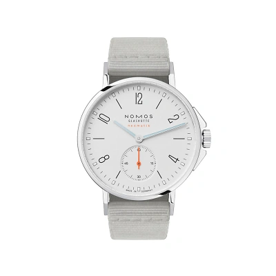 Frontansicht der NOMOS Ahoi, Weisses Zifferblatt mit schwarzen arabischen Zahlen und Strichindizes. Silberne Zeiger mit hellblauem Superluminova. Kleine Sekunde bei 6 Uhr. glattes Edelstahlgeh&auml;use, verschraubte Krone, Konenschutz & hellgraues Textilband.