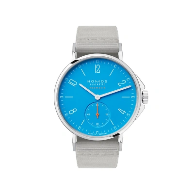 Frontansicht der NOMOS Ahoi, signalblau Zifferblatt mit weissen arabischen Zahlen, Strichindizes. Silberne Zeiger mit Superluminova. Kleine Sekunde bei 6 Uhr. glattes Edelstahlgeh&auml;use, verschraubte Krone, Kronenschutz & hellgraues Textilband.
