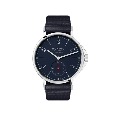 Frontansicht der NOMOS Ahoi, Atlantik Zifferblatt mit weissen arabischen Zahlen und Strichindizes. Silberne Zeiger mit Superluminova. Kleine Sekunde bei 6 Uhr. glattes Edelstahlgeh&auml;use, verschraubte Krone, Kronenschutz  & blauschwarz Textilband.