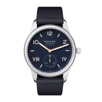 Die NOMOS Club hat ein Zifferblatt in Bblue purple, das im Licht schimmert. Wei&szlig;e Zahlen und Indizes sind mit Superluminova beschichtet, Minuten- & Sekundenziffern in Neonorange verbessern die Ablesbarkeit. Kleine Sekunde bei 6 Uhr, sportlich-elegant.