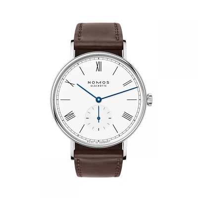 Nomos Ludwig mit emailleweiss Zifferblatt, schwarzen r&ouml;mischen Zahlen & Indizes, blauen Zeigern. Superluminova-Beschichtung. Kleine Sekunde bei 6 Uhr. Edelstahlgeh&auml;use mit braunem Horween Genuine Shell Cordovan. Elegant Look.