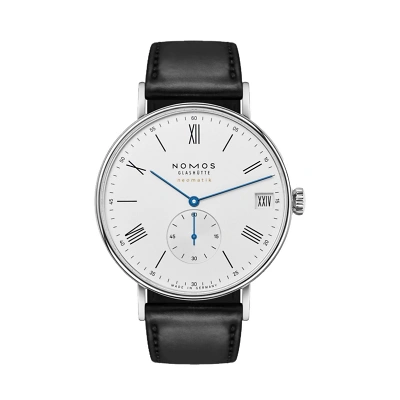 Nomos Ludwig Neomatik mit weissem Zifferblatt, schwarzen r&ouml;mischen Zahlen, blauen Zeigern und r&ouml;mischer Datumsanzeige bei 3 Uhr. Superluminova-Beschichtung. Kleine Sekunde bei 6 Uhr. Edelstahlgeh&auml;use mit Stahlband. Elegant und sportlich.