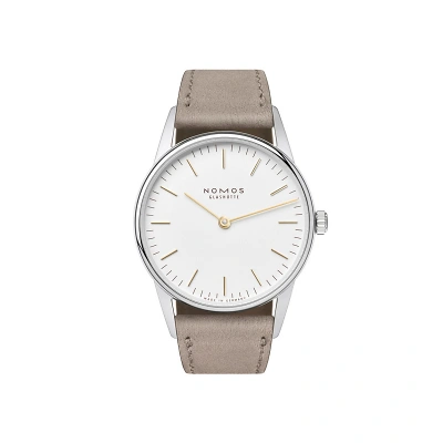 Nomos Orion: Ein schlichtes, elegantes Design mit goldfarbenen Indizes auf einem weissen Zifferblatt sowie die goldfarbenen diamantierten Zeiger.