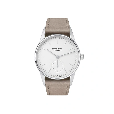 Nomos Orion: Ein schlichtes, elegantes Design mit silberfarbenen Indizes auf einem weissen Zifferblatt. Die  kleine Sekunde bei 6 Uhr mit dem beigem Velourslederband.