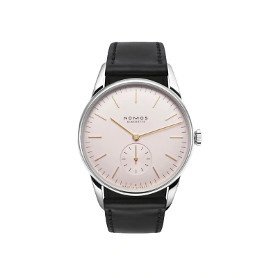 Die NOMOS Orion 352 hat ein ros&eacute;farbenes Zifferblatt mit goldenen Indizes, goldenen Zeigern und kleiner Sekunde. Das schwarze Lederband erg&auml;nzt das klare, elegante Design &ndash; gut lesbar, zeitlos und leicht verst&auml;ndlich f&uuml;r alle.
