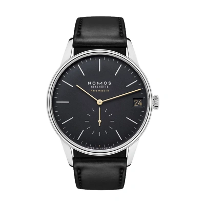 Nomos Orion: Ein schlichtes, elegantes Design mit silberfarbenen Indizes auf einem new black Zifferblatt. Die goldfarbigen Zeiger und die kleine Sekunde bei 6 Uhr sowie das goldene Datum bei 3 Uhr setzen subtile Akzente.