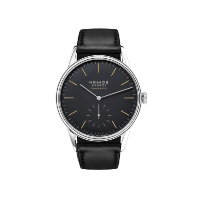 Nomos Orion: Ein schlichtes, elegantes Design mit goldfarbenen & Silbernen Indizes und ein new black Zifferblatt. Die diamantierten Zeiger und die kleine Sekunde bei 6 Uhr setzen subtile Akzente.