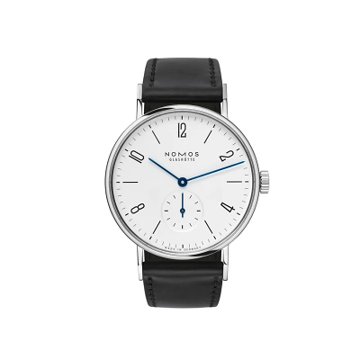 Zu sehen ist die Nomos Tangente mit wei&szlig; versilbertem Zifferblatt. Schwarze Strichindizes und arabische Zahlen markieren die Stunden. Die Zeiger sind in Vergissmeinnicht-Blau, der Sekundenzeiger ist dezentral. Das Band ist schwarz aus Horween Leder.
