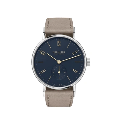 Der NOMOS-Klassiker Tangente neu interpretiert, mit Handaufzugskaliber DUW 4001 und nachtblauem Zifferblatt. Bei dieser 35-Millimeter-Version der Tangente in Mitternachtsblau verleihen die goldenen Zeiger und Ziffern einen Hauch von Noblesse.