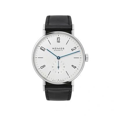 Zu sehen ist die Nomos Tangente mit wei&szlig; versilbertem Zifferblatt. Schwarze Strichindizes und arabische Zahlen markieren die Stunden. Die Zeiger sind in Vergissmeinnicht-Blau, der Sekundenzeiger ist dezentral. Das Band ist schwarz aus Horween Leder.