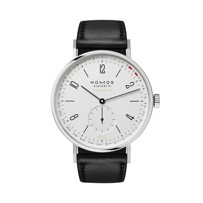 Tangente, die Signature-Uhr von NOMOS, zelebriert das aktualisierte Datum in all seinen Formen &ndash; und &uuml;bersetzt es auf v&ouml;llig neue Weise: Der weit au&szlig;en am Zifferblattrand angebrachte Datumsring zeigt zwei rote Punkte, die das aktuelle Datum umrahmen.