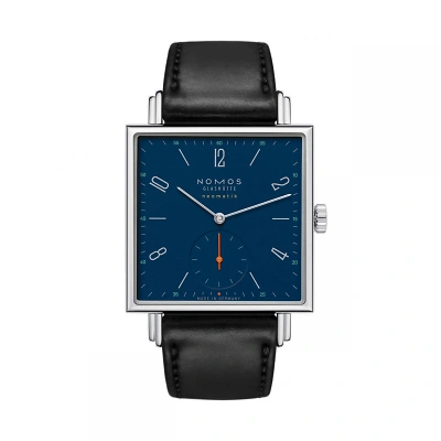 Nomos Tetra mit markant eckigem Design und nachtblauem Zifferblatt. Weisse Strichindizes und arabische Zahlen sorgen f&uuml;r klare Ablesbarkeit. Die kleine Sekunde bei 6 Uhr tr&auml;gt einen orangenen Zeiger. Schwarzes Shell Cordovan Band rundet den Look ab.