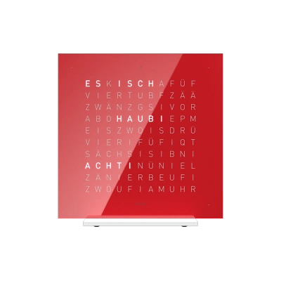 Die QLOCKTWO EARTH 13.5 in CHERRY CAKE  ist in der Front Ansicht. Klare Linien, modernes Design und das ikonische Buchstabenraster, das die Uhrzeit in Worten darstellt.