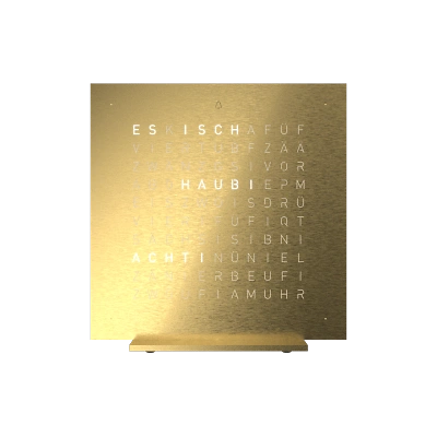 Die QLOCKTWO EARTH 13.5 in GOLDEN LEGEND ist in der Front Ansicht. Klare Linien, modernes Design und das ikonische Buchstabenraster, das die Uhrzeit in Worten darstellt.