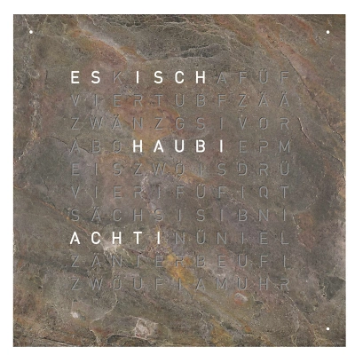 Die QLOCKTWO EARTH 45 in GLINTSCAPE ist in der Front Ansicht. Ein stilvolles Kunstwerk wo jedes Exemplar ist ein Unikat, gefertigt auf echtem Stein.  Und das ikonische Buchstabenraster, das die Uhrzeit in Worten darstellt.