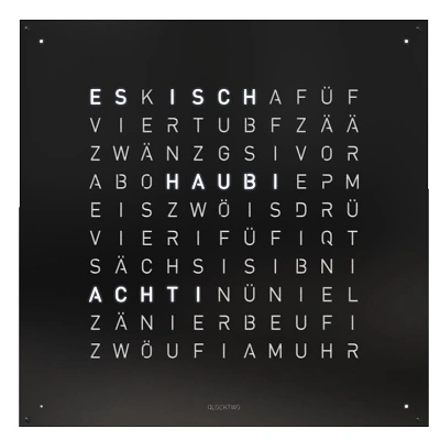 Die QLOCKTWO EARTH 90 in BLACK PEPPER ist in der Front Ansicht. Klare Linien, modernes Design und das ikonische Buchstabenraster, das die Uhrzeit in Worten darstellt.
