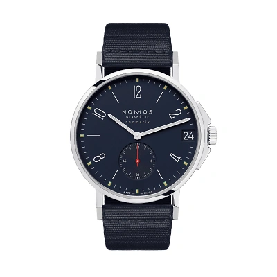 Frontansicht der NOMOS Ahoi, Atlantik Zifferblatt, Datum bei 3 Uhr mit weissen arabischen Zahlen und Strichindizes. Silberne Zeiger mit Superluminova. Kleine Sekunde bei 6 Uhr. Glattes Edelstahlgeh&auml;use, Kronenschutz & blauschwarz Textilband.