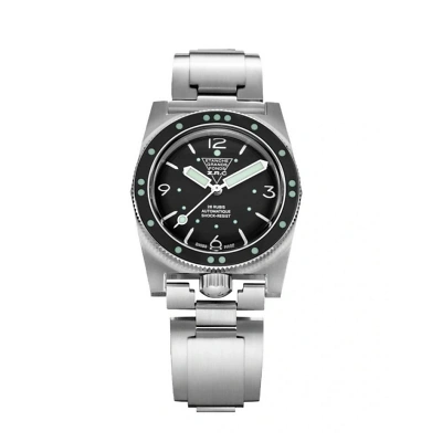 Mechanische Uhr mit geb&uuml;rstetem Edelstahlgeh&auml;use und metallischem Gliederarmband. Schwarzes Zifferblatt, gr&uuml;nlich-leuchtende Zeiger und L&uuml;nette-Punkte, &bdquo;26 Rubis&ldquo;, &bdquo;Shock-Resist&ldquo;.