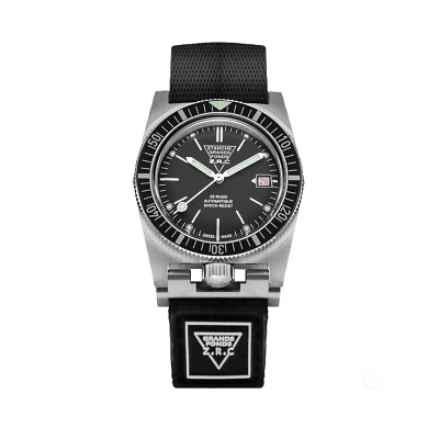 Diver Schwarz Datum 28 zeigt eine markante schwarze Taucheruhr mit leuchtstarken Indizes, Dreieck-Markierung auf 12 Uhr und gut ablesbarem Datumsfenster &bdquo;28&ldquo;.