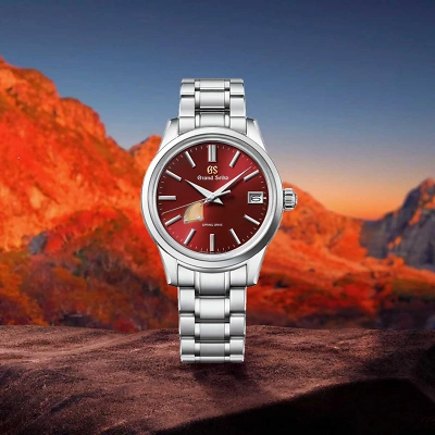 Auf einem Stein platziert, pr&auml;sentiert sich die Grand Seiko Uhr vor der eindrucksvollen Kulisse herbstlicher Sonnenaufg&auml;nge &uuml;ber der Hotaka-Gebirgskette.