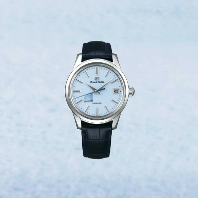 Eine Grand Seiko Uhr wie die &bdquo;Skyflake&ldquo; entfaltet aus jedem Blickwinkel ein neues visuelles Erlebnis: das changierende Blau des Zifferblatts, das Spiel von Licht und Schatten, scharfe Indizes, eine feine Gangreserveanzeige &ndash; eine Symphonie aus Pr&auml;zision.