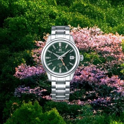 Die Fr&uuml;hlingstagundnachtgleiche bringt neues Leben: Kirschbl&uuml;ten erbl&uuml;hen in den Bergen, und eine Uhr mit gr&uuml;nem Zifferblatt und ros&eacute;goldenen Akzenten f&auml;ngt die Sch&ouml;nheit des Fr&uuml;hlings perfekt ein.