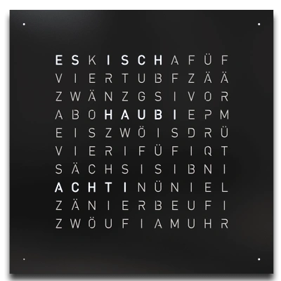 Die QLOCKTWO EARTH 45 in BLACK PEPPER ist in der Front Ansicht. Klare Linien, modernes Design und das ikonische Buchstabenraster, das die Uhrzeit in Worten darstellt.